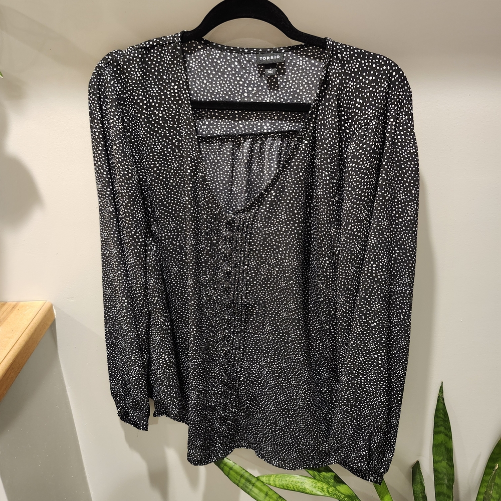 Torrid Size 2 Black & White Button Up Blouse